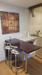 eine Küche mit einem Holztisch und 2 Stühlen in der Unterkunft Apartamento Estocolmo I in Valdivia