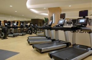 einen Fitnessraum mit einer Reihe von Laufbändern und Maschinen in der Unterkunft Marriott's Grand Chateau in Las Vegas