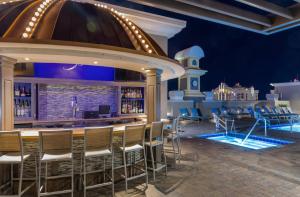 eine Bar in einem Resort mit Stühlen und einer Theke in der Unterkunft Marriott's Grand Chateau in Las Vegas