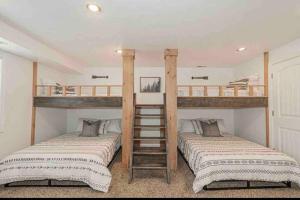 2 camas num quarto com 2 beliches em Wilson Family Retreat em Blackfoot
