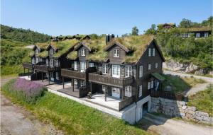 uma imagem de uma casa com telhado de relva em Awesome Home In seral With House A Mountain View em Åseral
