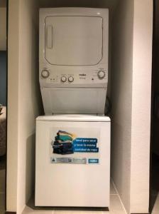 ein Faxgerät auf einem Kühlschrank in der Unterkunft Exclusive Apartment, Calzada Roosevelt in Guatemala