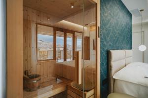 una camera da letto con finestra e letto con vista di POETICA BOUTIQUE SKY HOTEL a Napoli