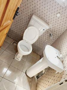 uma casa de banho com um WC e um lavatório em Malikia apartment 2 em Brusubi