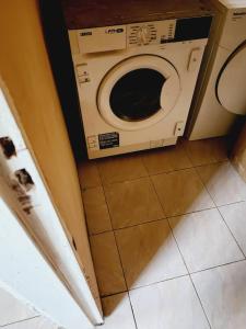 - Lavadora y secadora en una habitación en Malikia apartment 2, en Brusubi