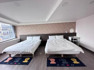 宜蘭市的住宿－可青大飯店Grand Ke-Cing Hotel，两张床铺,位于一间有两块地毯的房间