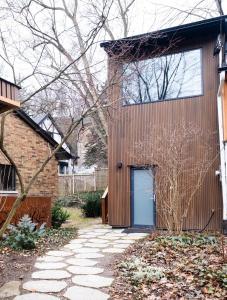 dom z niebieskimi drzwiami na boku w obiekcie Queen Loft in Nature w mieście Toronto