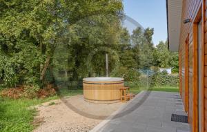 una bañera de hidromasaje fuera de una casa en Beautiful Home In Varde With Kitchen, en Varde