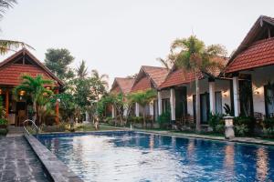 Sawit Garden Cottages内部或周边的泳池