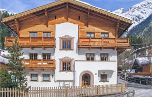 ペットイ・アム・アールベルクにあるNice Apartment In Pettneu Am Arlberg With 2 Bedrooms And Wifiの山中の家