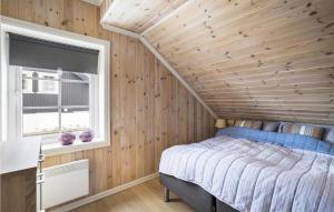 Säng eller sängar i ett rum på Gorgeous Home In Rauland With Wifi