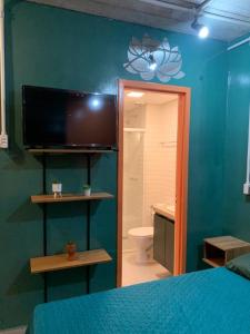 um quarto com uma cama e uma casa de banho com uma televisão em BRÁS Expo Center Norte Feira da Madrugada, shopping vautier 25 março em São Paulo