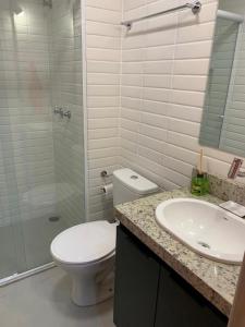 a bathroom with a toilet and a sink and a shower at BRÁS Expo Center Norte Feira da Madrugada, shopping vautier 25 março in Sao Paulo +15 photos