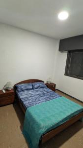 1 dormitorio con 2 camas y ventana en Departamento Ñandú - 2 ambientes zona Güemes en Mar del Plata