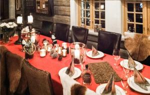 uma mesa com um pano de mesa vermelho e uma mesa vermelha com um sidx em Awesome Home In Hemsedal With Kitchen em Hemsedal