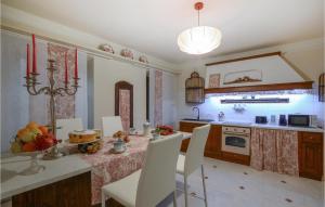una cocina con una mesa con un pastel. en Nice Apartment In Bagnone With Kitchen en Bagnone