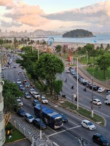une rue urbaine animée avec des voitures et un bus dans l'établissement 03 Dormitorios de Frente a Praia do Itararé / SV, à São Vicente