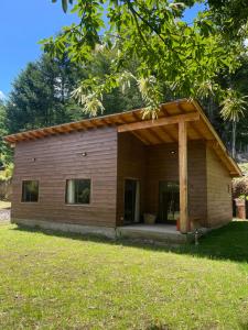 una pequeña casa de madera en un patio en Cabaña Rústica - Sector Pichares, en Pichare