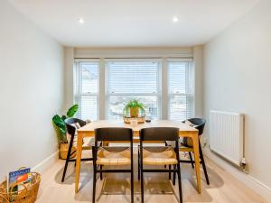 - une salle à manger avec une table et des chaises dans l'établissement Sea Breeze, à Torquay