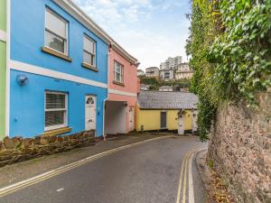 una fila de casas coloridas en una calle en Sea Breeze en Torquay