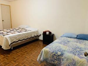 um quarto com 2 camas e piso em madeira em Sucursal del Cielo em Concepción de Ataco