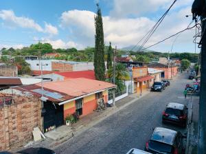 una vista aérea de una calle de la ciudad con coches aparcados en Sucursal del Cielo en Concepción de Ataco