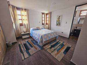 1 dormitorio con 1 cama y 2 alfombras en el suelo en Apartamento en Filandia, en Filandia