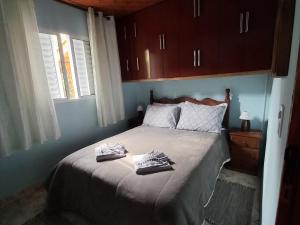 um quarto com uma cama com duas toalhas em Casa da Roça em Gonçalves