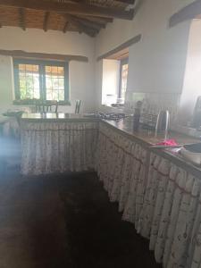 una cocina con una encimera con cortinas. en Mirador Escondido del Chicamocha a 22km de Barichara, en Villanueva