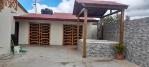 ein Haus mit Ziegelwand und Holztüren in der Unterkunft VILLA JMB in Constanza