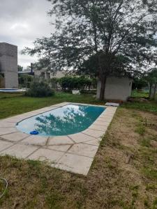 ein kleiner Pool in einem Garten mit einem Baum in der Unterkunft rafaella in Villa Anizacate