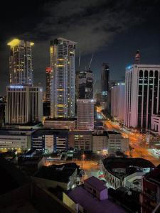 uitzicht op een stad in de nacht met gebouwen bij Citadel Inn A2 Makati Central Nightlife in Manilla