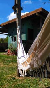 una hamaca frente a una casa en La Casa del Hornero, en Piriápolis