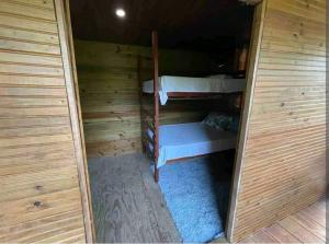 a small cabin with two bunk beds in it at Villa vista del manantial in Concepción de La Vega