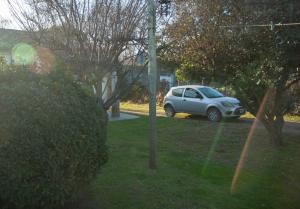 een auto geparkeerd aan de kant van een straat bij Casa de playa. Quequen in Quequén