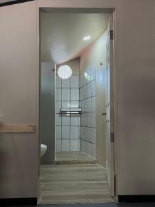 奎波斯城的住宿－SelvaToSleep，走廊设有带淋浴和卫生间的浴室