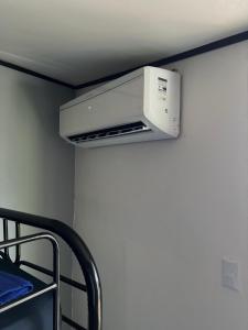 奎波斯城的住宿－SelvaToSleep，房间里的墙上有微波炉