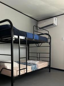 奎波斯城的住宿－SelvaToSleep，客房内的两张双层床