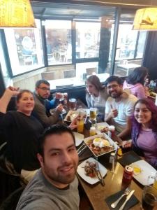 een groep mensen die rond een tafel eten bij Fran&EmmaIII in Temuco