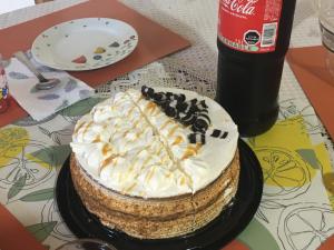 een taart op een tafel naast een fles frisdrank bij Fran&EmmaIII in Temuco