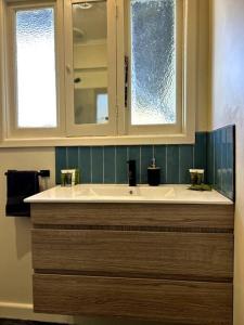 a bathroom with a sink and a mirror at Budget-friendly Shepparton House in Shepparton +26 photos