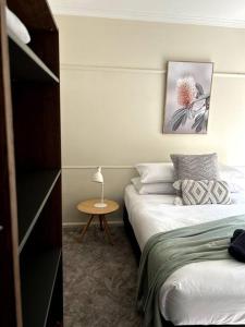 sypialnia z 2 łóżkami i małym stołem w obiekcie Shepparton House w mieście Shepparton