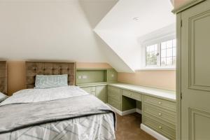 een slaapkamer met een bed en een raam bij Traditional Family House Near Beach -Great Garden! in Bournemouth