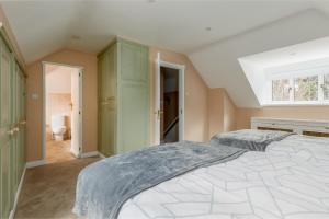 een grote slaapkamer met 2 bedden en een raam bij Traditional Family House Near Beach -Great Garden! in Bournemouth