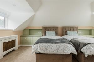 een slaapkamer met 2 bedden en een raam bij Traditional Family House Near Beach -Great Garden! in Bournemouth