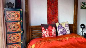 - une chambre avec un lit orné de vases colorés dans l'établissement Casa Las Mariposas B&B, à San Fulgencio