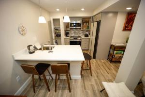 una cucina con piano di lavoro e sedie bianchi di Amma's Place a Washington