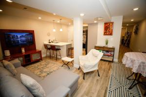 uma sala de estar com um sofá, uma mesa e uma cozinha em Amma's Place em Washington