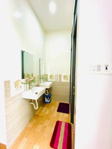 a bathroom with two sinks and a mirror at Moon's House Homestay Quy Nhơn in Quy Nhon