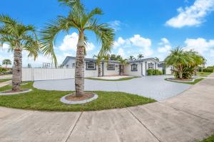 a house with palm trees in front of a driveway at Le Femme Paradise in Miami